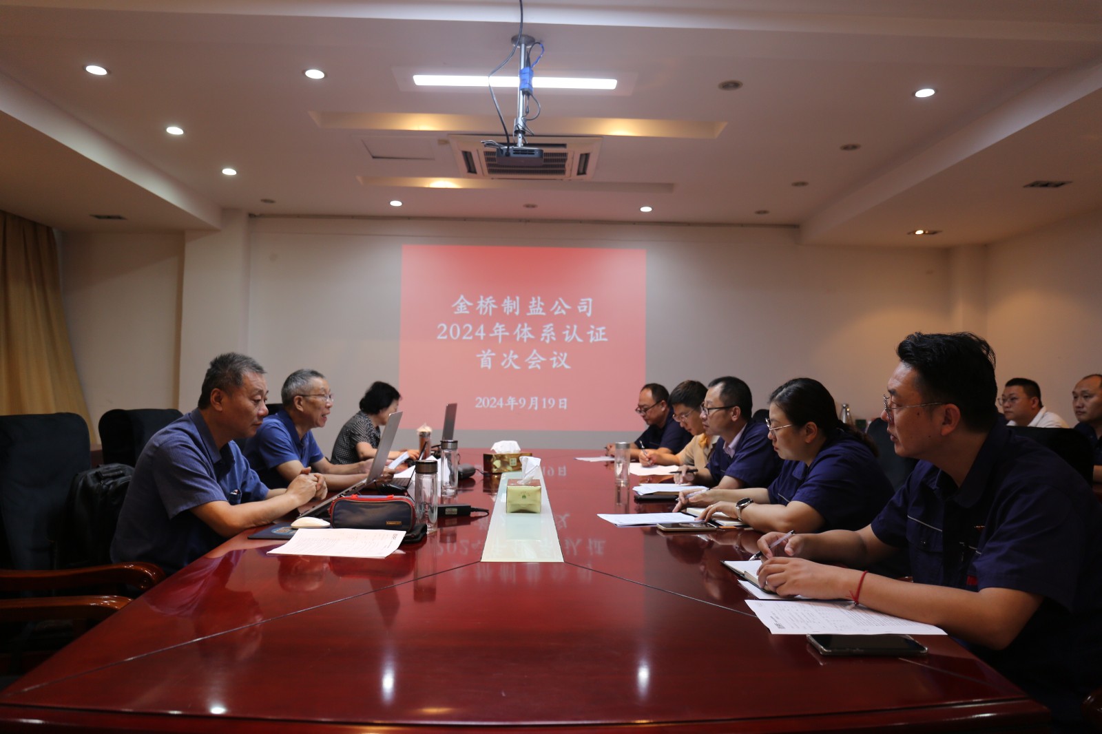 近日，金橋制鹽公司通過北京世標(biāo)認(rèn)證中心審核，給予食品安全管理體系、環(huán)境管理體系和職業(yè)健康安全管理體系認(rèn)證“保持認(rèn)證資格”的監(jiān)督審核結(jié)論，給予質(zhì)量管理體系認(rèn)證“再次注冊(cè)”的再認(rèn)證審核結(jié)論。通過審核，是對(duì)公司精細(xì)化管理成果的檢驗(yàn)，促進(jìn)公司內(nèi)控管理水平持續(xù)提升。（李曉月）