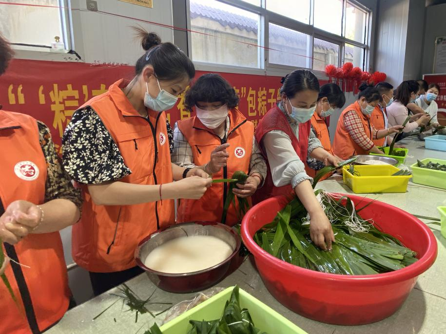 青口供電所黨支部聯(lián)合生產(chǎn)生活服務(wù)中心分會(huì)、黃沙坨社區(qū)，共同舉辦“悠悠艾草香 濃濃端午情”系列活動(dòng)。.png